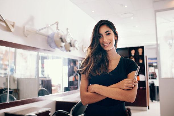 女发型师站在沙龙的肖像素材图片