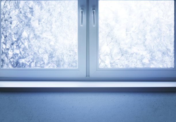 冬天的夜晚，冰封的窗户下有冰雪的月光图片下载