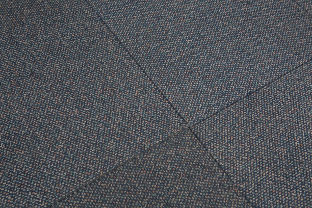 蓝色的地毯，拍摄角度在倾斜。图片下载