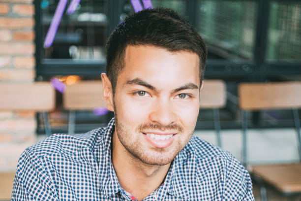 微笑的年轻人在咖啡馆使用智能手机图片下载