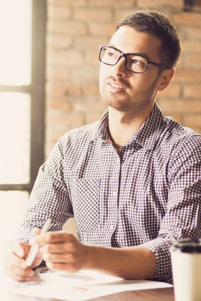 在咖啡馆工作的有思想的企业家图片下载