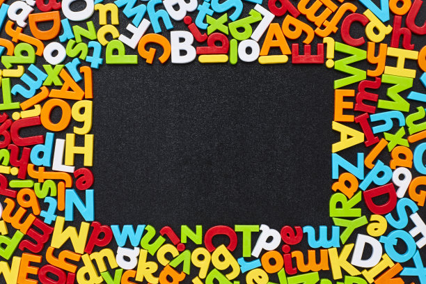 在黑板框架上的彩色字母俯视图图片下载