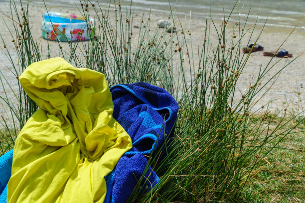 毛巾和t恤在前面图片下载