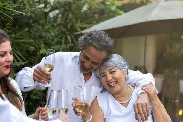 全家欢度新年图片下载