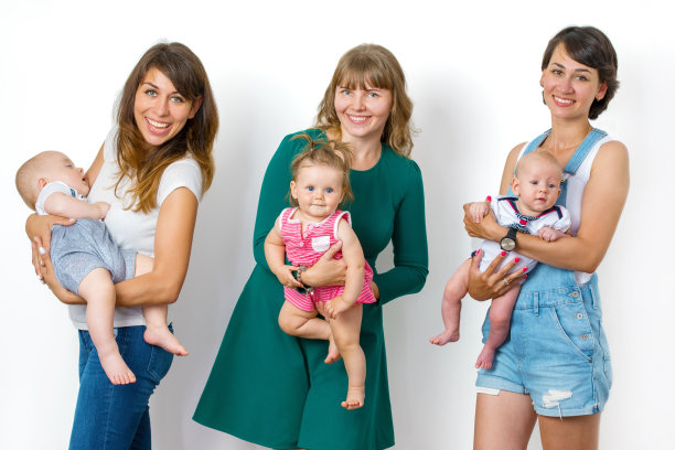 三个快乐的女朋友妈妈和他们的孩子图片下载