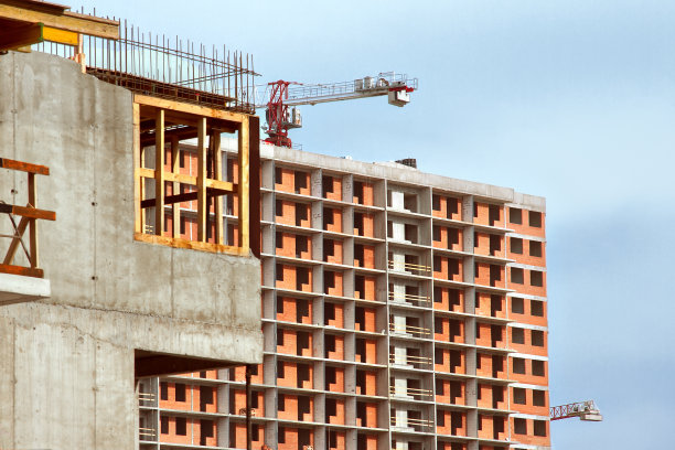 在城市中建造住宅建筑图片下载