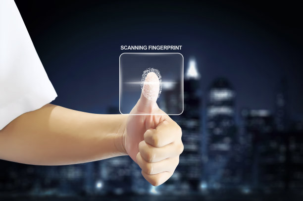 商人使用指纹扫描仪与天际线背景图片下载
