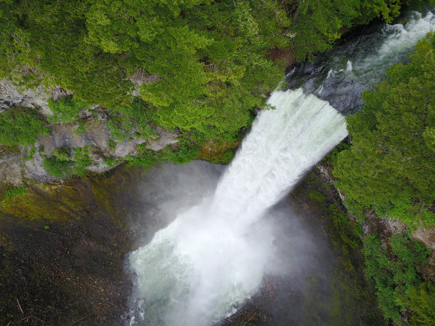 惠斯勒的瀑布图片下载