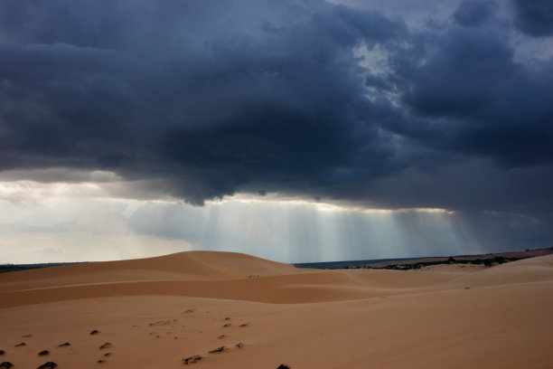 乌云笼罩着沙漠。图片下载