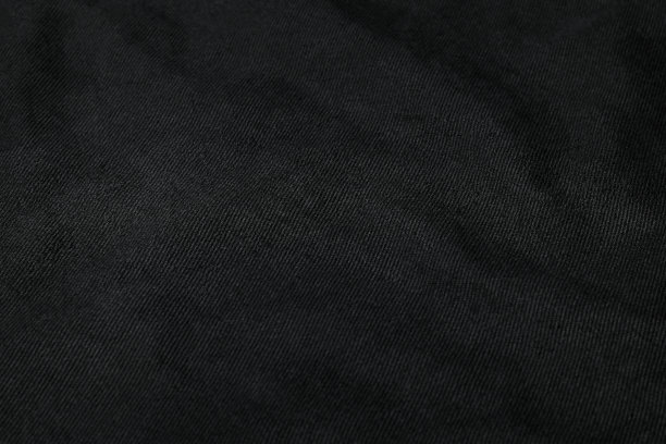 皱巴巴的黑色织物纹理背景。深色纺织品的细节。图片下载