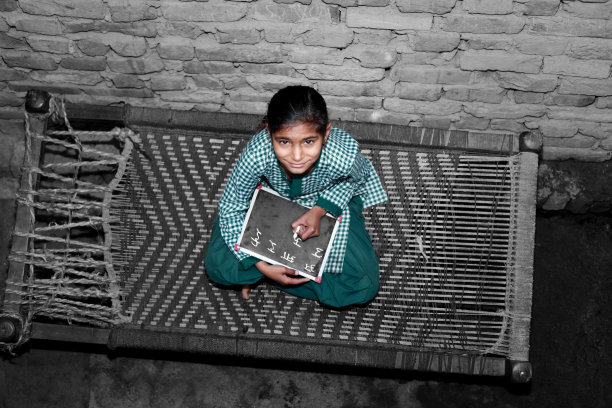 一个十几岁的女学生在家里的黑板上写肖像。图片下载