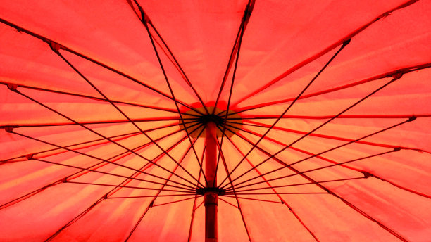 红色遮阳伞(雨伞)从里面看图片下载