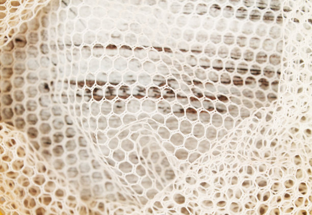 蕾丝白色无缝图案与经典的木制背景图案。宏观照片。蕾丝的纹理特写。天然织物。外部类似于渔网的图片下载