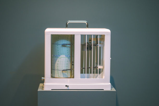 用于测量地震的地震仪器。地震仪把地震记录在一张测量纸上。地震波在坐标纸上图片下载