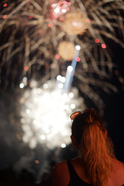 一个年轻女子在看烟花图片下载