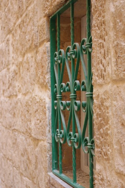 马耳他姆迪纳，一扇窗户上的绿色铁制品装饰条的特写图片下载