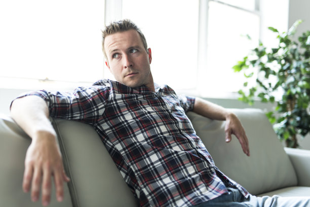 一个男人坐在客厅里图片下载