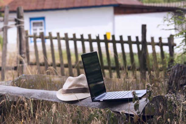 长凳上放笔记本电脑图片下载