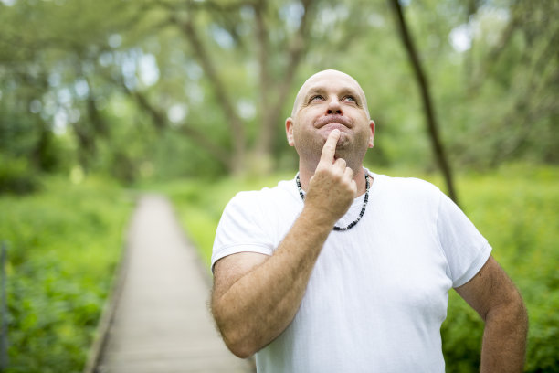 50多岁的男人在森林里图片下载