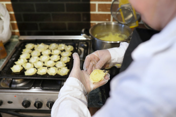 男厨师在厨房使用原料准备面粉产品图片下载