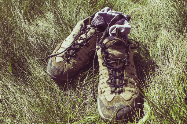 靴子和袜子在草地上图片下载