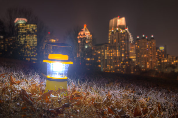 黄昏时分，在亚特兰大市中心的背景上，手持灯笼图片下载