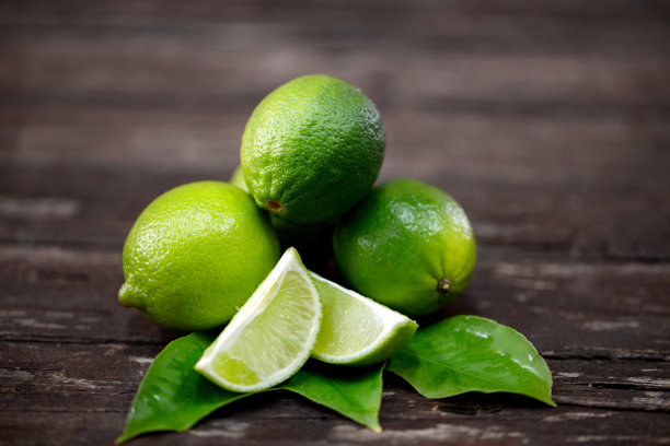 酸橙汁和酸橙片放在木桌上素材图片