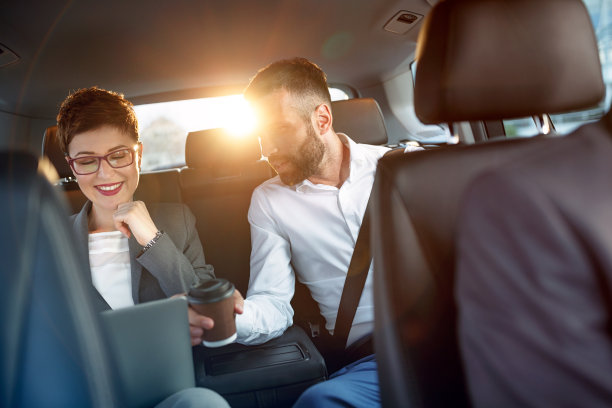 商务情侣在出差的车里图片下载