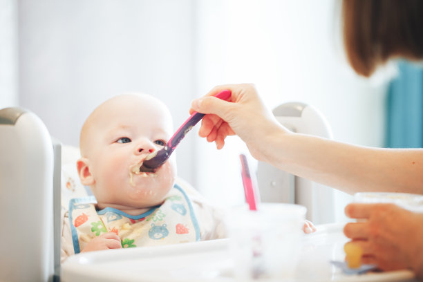 6个月大的男孩正在吃东西图片下载