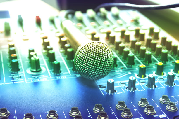 办公桌上有麦克风和录音设备。照片过滤颜色。图片下载