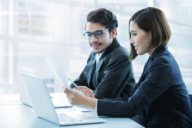 头脑风暴业务包括在图表中作为一名女性雇员，然而，她被告知，他的办公室。图片下载