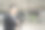 年轻自信的亚洲商人穿着西装站在城市户外。图片下载