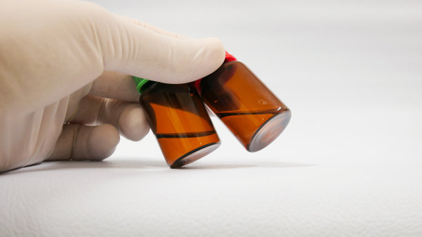 接近棕色瓶子试剂在白色背景。图片下载