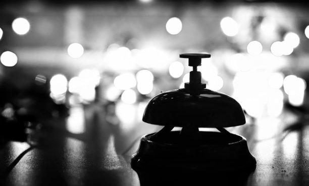 接待铃在桌上和闪闪发光的花环背景上图片下载