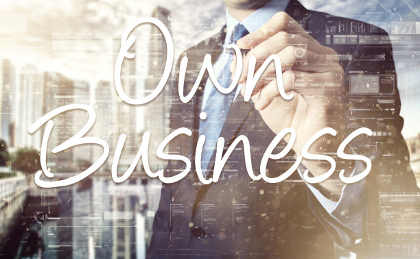 商人写自己的生意在虚拟屏幕背后的商人，一个可以看到城市背后的窗口图片下载