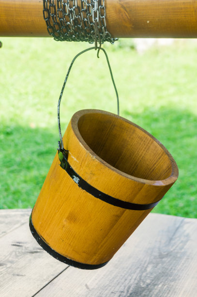 旧式木桶上的老井。图片下载