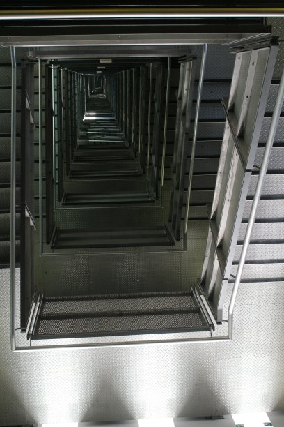 楼顶楼消防逃生楼梯图片下载