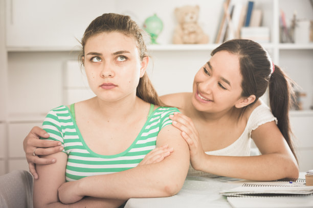 女孩想向朋友道歉图片下载