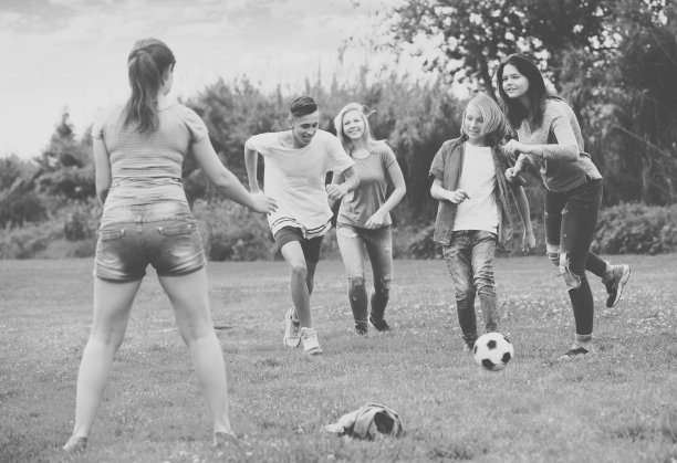 青少年朋友们带着球跑步图片下载