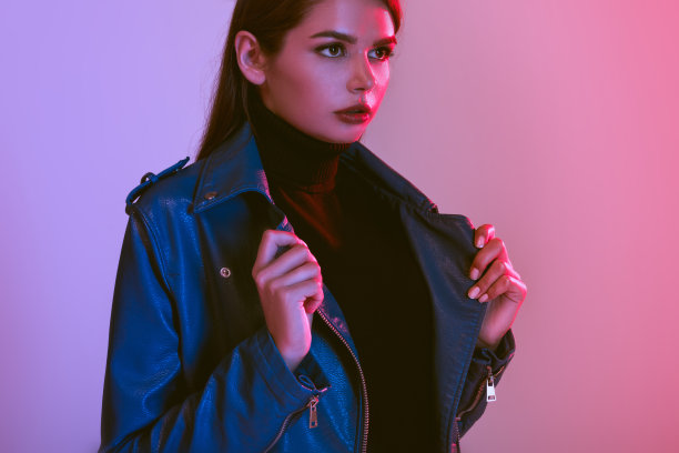 穿着皮夹克的时尚女孩素材图片