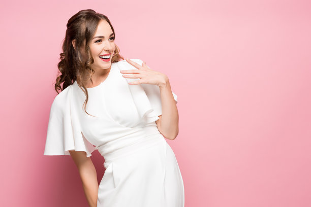 这位年轻女子的肖像洋溢着幸福的情感图片下载