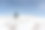 冬天，穿着黑色夹克的人用塑料雪橇爬山图片下载