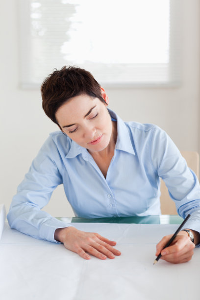 有建筑规划的迷人女人图片下载