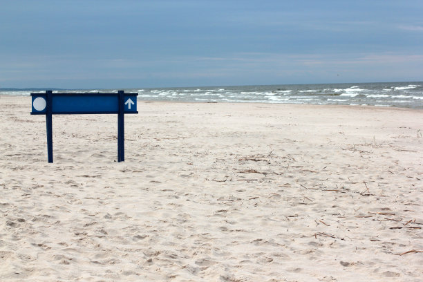 波罗的海上有蓝色标志的沙滩图片下载