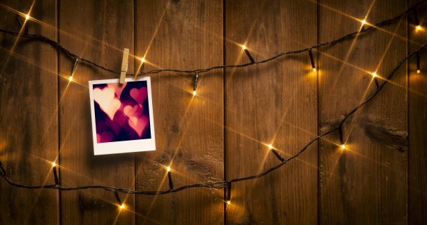 木框和灯上的相框素材图片