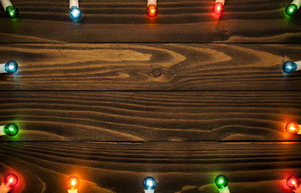 彩色的圣诞灯在木头-背景庆祝素材图片