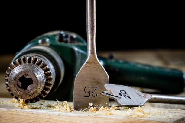 老好木工，工具好钻头。木制的木桌和旧的好木工工具在上面。图片下载