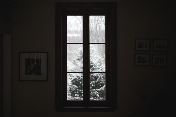 透过窗户看到一棵下雪的圣诞树图片下载