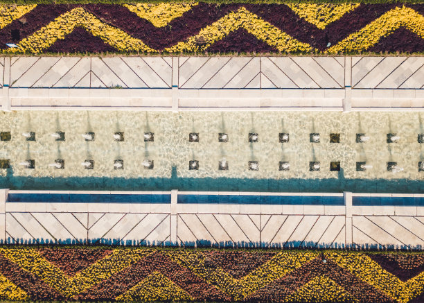 城市喷泉的无人机视图图片下载