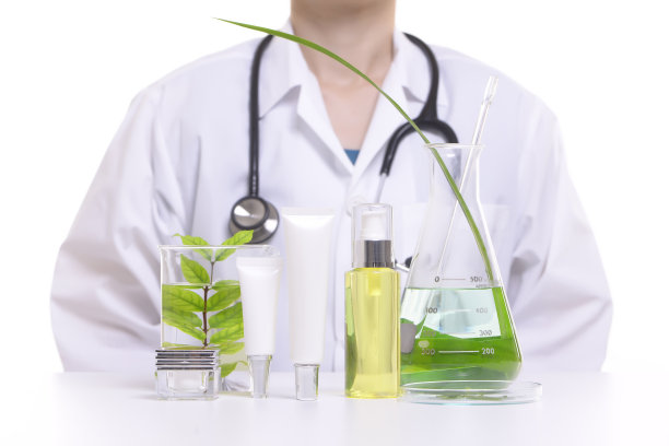 医生研究天然美容化妆品产品的草药成分，特写。图片下载